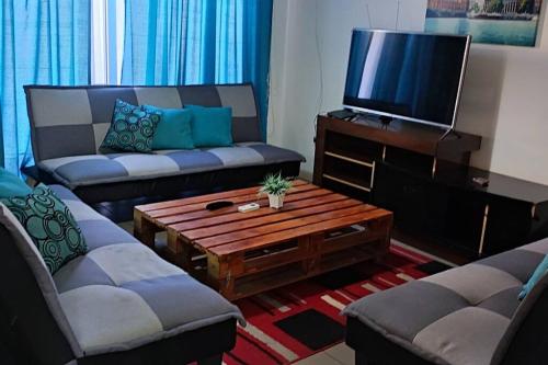 - un salon avec un canapé et une table basse dans l'établissement Beautiful Confortable House, à Estación Colina