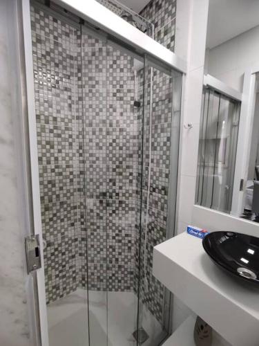 Ένα μπάνιο στο Apartamento inteiro com área e garagem privativa