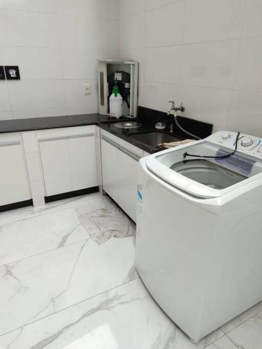 Η κουζίνα ή μικρή κουζίνα στο Apartamento inteiro com área e garagem privativa