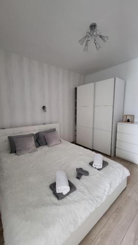 ein großes weißes Bett in einem weißen Schlafzimmer in der Unterkunft Na Żeglarskim Szlaku WJM in Giżycko