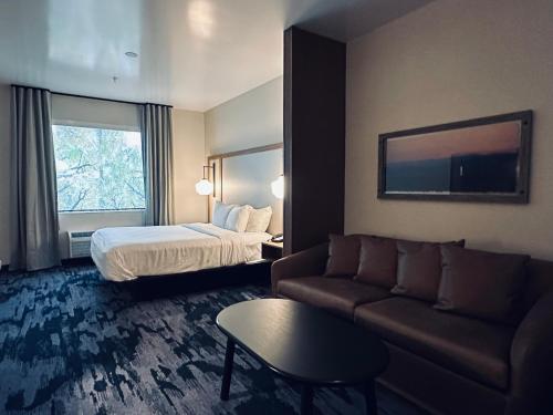 Habitación de hotel con cama y sofá en Hotel Scottsdale en Scottsdale