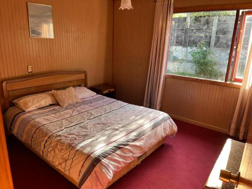 Ένα ή περισσότερα κρεβάτια σε δωμάτιο στο Casa en barrio Patrimonial Puerto Varas