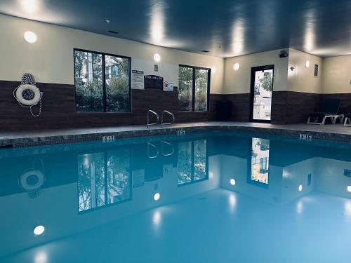 斯科茨代爾的住宿－Hotel Scottsdale，在酒店房间的一个大型游泳池