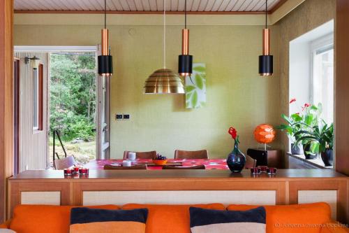 eine Küche mit einem Tisch und einem Esszimmer in der Unterkunft Villa Berkle in Stockholm