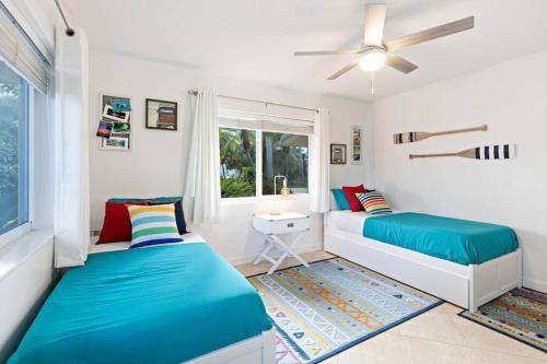 a bedroom with two beds and a window at Walking distance to the beach 3Br House with 1 in Fort Lauderdale