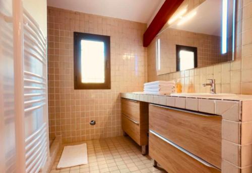 La salle de bains est pourvue d'un lavabo et d'un miroir. dans l'établissement VILLA BANDOL PROCHE du PORT et DES PLAGES, à Bandol