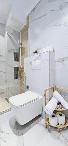 een witte badkamer met een bad en een toilet bij Bllok Scandi Urban Apartments 1 in Tirana