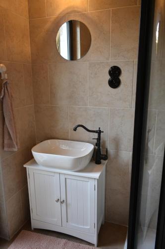 a bathroom with a sink and a mirror at Cihloffka Přijeďte vypnout. in Rovensko pod Troskami