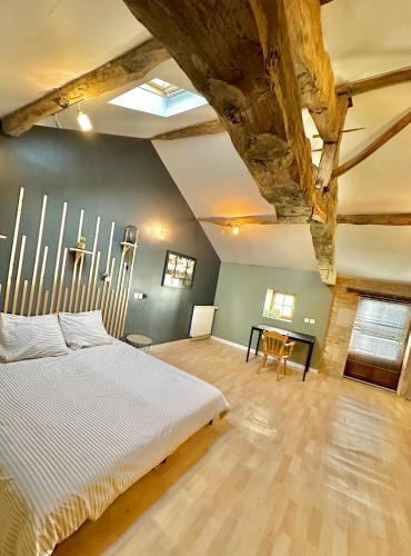 une chambre avec un grand lit et une table dans l'établissement Grande Maison familiale bien équipée avec Billard, à Chaunay