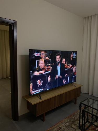 تلفاز و/أو أجهزة ترفيهية في شقة مفروشة حديثة دورين 5 غرف بافضل سعر