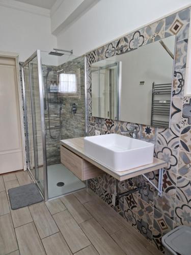 un baño con lavabo y ducha en Alloggio Turistico 3 minuti da aeroporto- Fiumicino centro, en Fiumicino