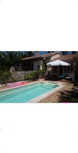 une photo d'une piscine en face d'une maison dans l'établissement Maison Lauris, à Lauris