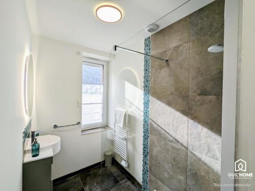 La salle de bains est pourvue d'une douche et d'un lavabo. dans l'établissement Terrasse et Jardin * Calme * Central * Local vélo, à Orléans