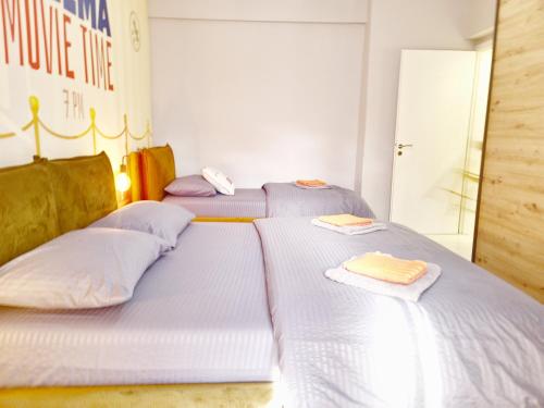duas camas num quarto com toalhas em The Actors Studio em Tirana