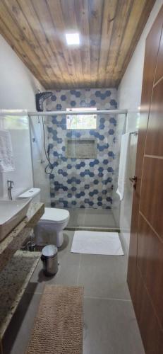 ein Bad mit einem WC und einem Waschbecken in der Unterkunft Solar das Bromélias in Arraial d'Ajuda
