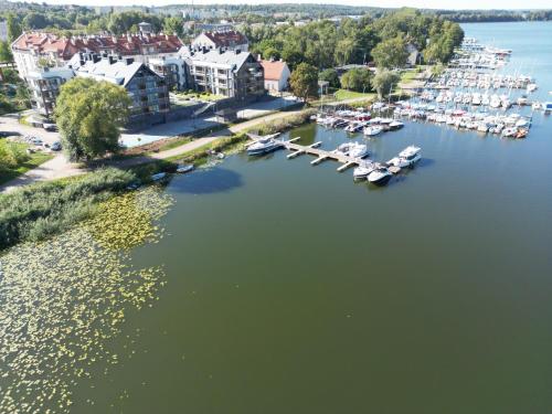 an aerial view of a marina with boats in the water at Marina Ostróda - 80 metrów luksusu z widokiem na jezioro in Ostróda