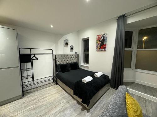 a bedroom with a bed and a couch at LT Apartment 62 - FREE PARKING in Leicester