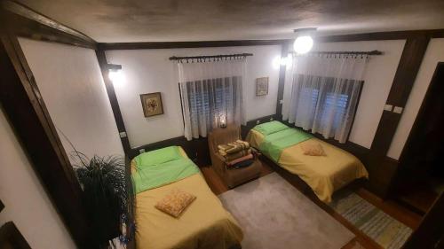 Habitación pequeña con 2 camas. en Šumska kuća Atina - Devojački Bunar, en Alibunar