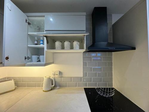 a kitchen with a stove and a counter top at LT Apartment 62 - FREE PARKING in Leicester