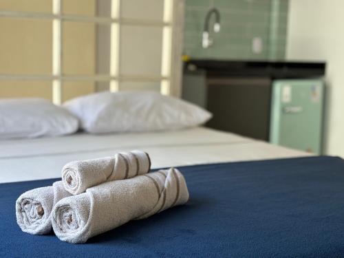 dos toallas enrolladas encima de una cama en Ház en Río de Janeiro