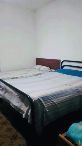 ein großes Bett in einem Zimmer mit in der Unterkunft Departamentos temporarios carlos 3 in Vuelta del Paraguayo