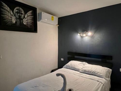 ein Schlafzimmer mit einem Bett mit einem Schwan darauf in der Unterkunft Hotel el capitán tenosique in Tenosique de Pino Suárez