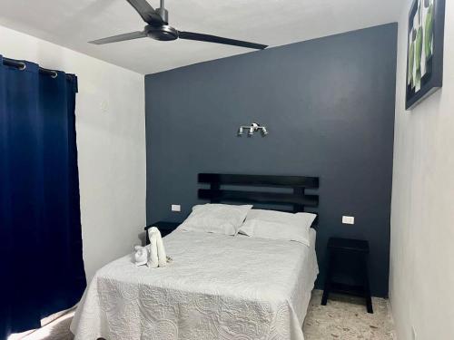 um quarto com uma cama e uma ventoinha de tecto em Hotel el capitán tenosique em Tenosique de Pino Suárez