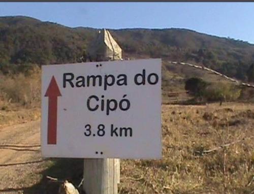 a sign on the side of a dirt road at Casa e camping Reinaldo e Julia recanto das árvores in Itamonte
