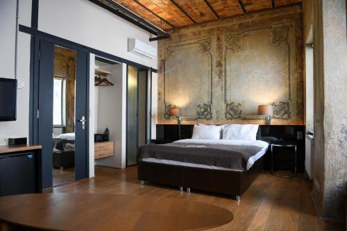 1 dormitorio con cama, mesa y TV en Rooms Galata, en Estambul