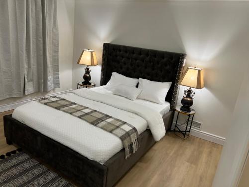 um quarto com uma cama grande e 2 candeeiros em LaVida Exclusive Guest House, Free Parking (Rm#2) em London