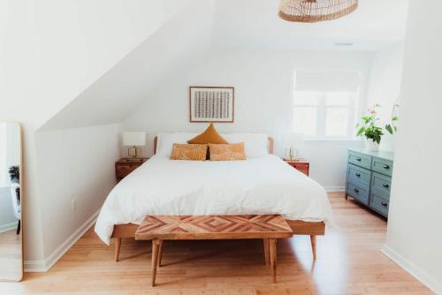 um quarto branco com uma cama e piso em madeira em Huge Beach Bungalow- Yard, Beach Pass, King Beds em North Beach