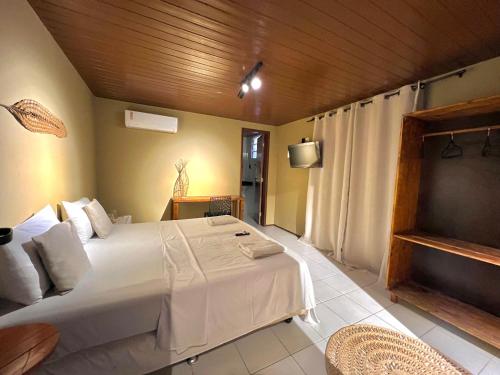 圣路易斯VILA LITORANEA Hotel的卧室里有一张白色的大床和一台电视