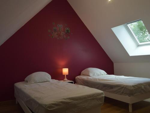 Tempat tidur dalam kamar di Gîte Saint-Pierre-de-Lamps, 6 pièces, 12 personnes - FR-1-591-176
