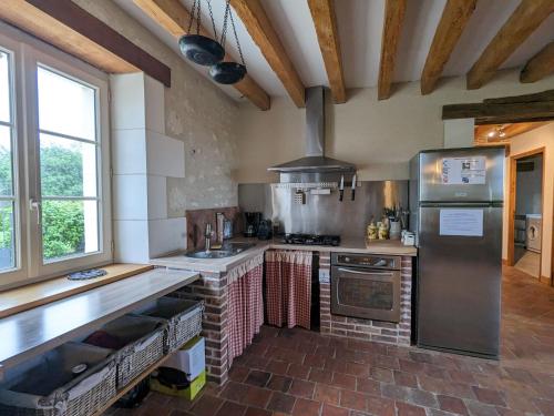 Il comprend une grande cuisine équipée d'une cuisinière et d'un évier. dans l'établissement Charmante fermette près des Châteaux de Loire et Zoo de Beauval, terrain clos, dégustation de vin - FR-1-591-61, à Lye