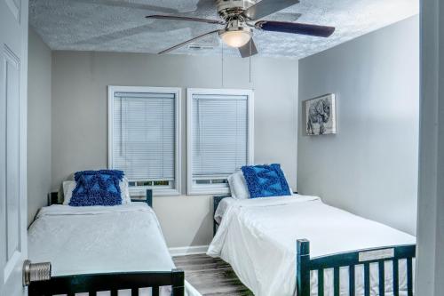 twee bedden in een kamer met twee ramen bij Brick Beauty Fayetteville 3 bedroom Mins from Downtown in Fayetteville
