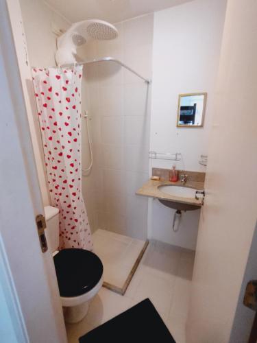 y baño con ducha, aseo y lavamanos. en Casa com piscina privativa, 2 suítes, Sahy., en Mangaratiba