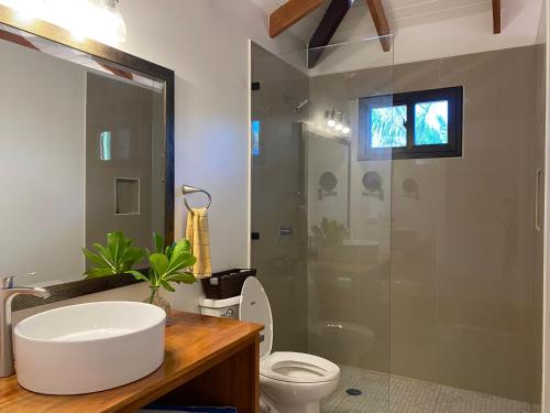 y baño con lavabo, aseo y ducha. en Coconut Row Boutique Hotel, en Hopkins