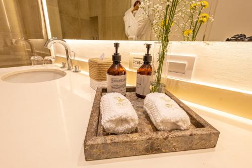 two bottles of wine on a tray on a bathroom sink at Hotel Casa del Gobernador in Cartagena de Indias