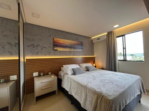 sypialnia z dużym łóżkiem i dużym oknem w obiekcie Lake Side Reformado Lago Paranoá Brasília DF w mieście Brasília