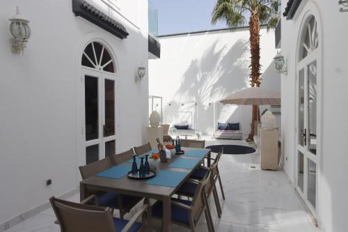 comedor con mesa azul y sillas en Riad VIP Bed & Breakfast, en Marrakech