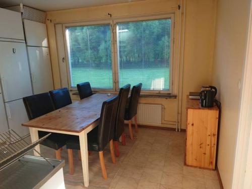 uma sala de jantar com uma mesa de madeira e cadeiras em Large Apartment, Quality Company Accommodation. em Sundsvall