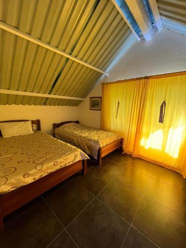 - une chambre avec deux lits et un plafond dans l'établissement Chalet el Mirador, à Vergara