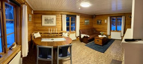 uma sala de estar com uma mesa e um sofá em Runeholm em Vimmerby
