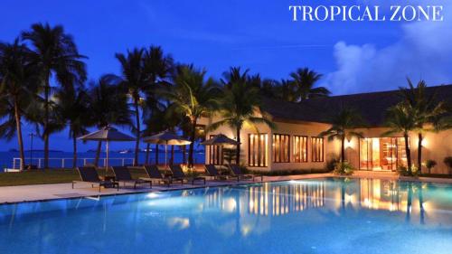 uma piscina em frente a um resort à noite em Celes Samui em Bophut