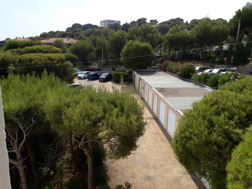 an overhead view of a parking lot with cars parked at LE COSY Appartement à CASSIS avec vue exceptionnelle sur mer in Cassis