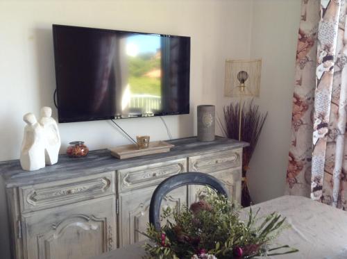 a tv on top of a dresser in a room at LE COSY Appartement à CASSIS avec vue exceptionnelle sur mer in Cassis