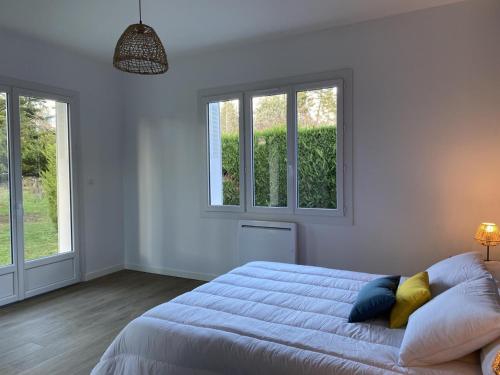 Posteľ alebo postele v izbe v ubytovaní Pavillon rénové avec jardin arboré, proche centre-ville, véranda, parking, wifi, idéal familles - FR-1-489-417