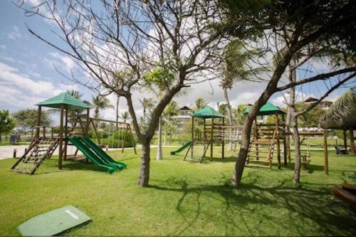 a park with a playground with a green slide at Beach Place Resort - Térreo in Aquiraz