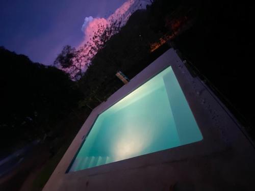 オロティナにあるCasa Mangosの夜の建物上の緑色の屏