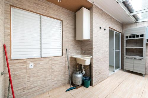 帕羅卡的住宿－Rental Palhoça- Acomodações Residenciais IV，一间带水槽和窗户的浴室